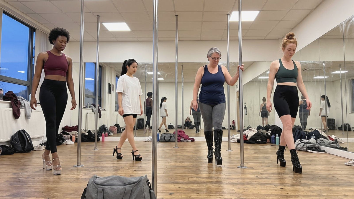Heels-Kurs im Pole Studio: Tänzerinnen gehen in Plateau-Heels zwischen den Stangen